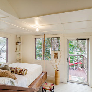 Imagen de dormitorio principal, clásico, pequeño, con suelo de madera pintada