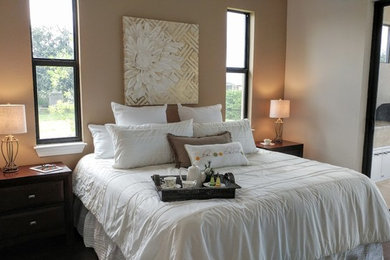 デトロイトにある中くらいなトランジショナルスタイルのおしゃれな主寝室 (ベージュの壁、カーペット敷き)