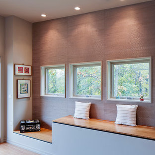 Foto de dormitorio principal, actual, de tamaño medio, sin chimenea, con paredes multicolor, suelo de bambú y suelo beige