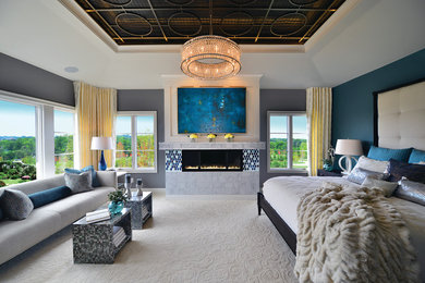 Großes Modernes Hauptschlafzimmer mit grauer Wandfarbe, Teppichboden, Gaskamin, gefliester Kaminumrandung und weißem Boden in Grand Rapids
