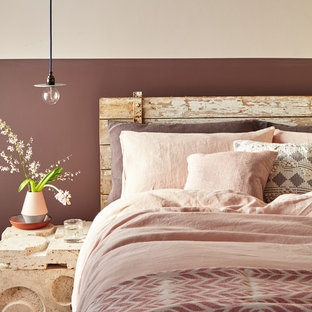 Idee per una camera da letto moderna con pareti rosa