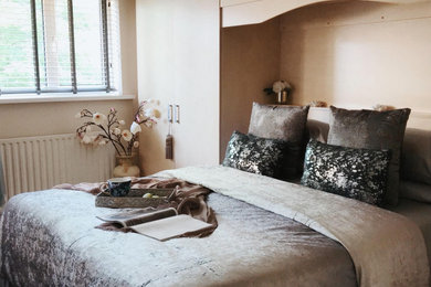 中くらいなコンテンポラリースタイルのおしゃれな主寝室 (ベージュの壁、ラミネートの床、ベージュの床) のレイアウト
