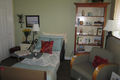 サンディエゴにある小さなトラディショナルスタイルのおしゃれな客用寝室 (ベージュの壁、カーペット敷き、暖炉なし) のレイアウト