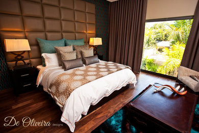 Modernes Schlafzimmer mit brauner Wandfarbe und dunklem Holzboden in Sonstige