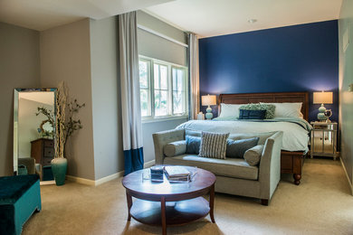 Imagen de dormitorio principal contemporáneo de tamaño medio sin chimenea con paredes multicolor, moqueta y suelo beige