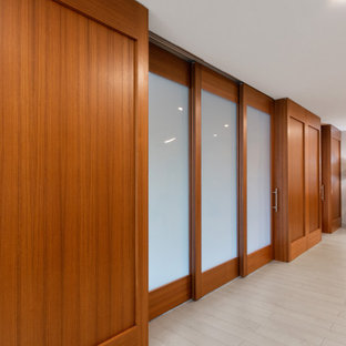 Modelo de habitación de invitados moderna, grande, con paredes multicolor, suelo de baldosas de cerámica y suelo beige