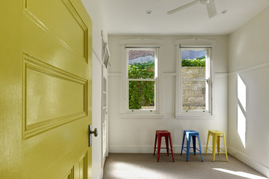Ispirazione per una camera degli ospiti minimal di medie dimensioni con pareti gialle e moquette