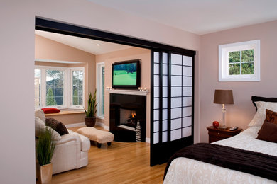 シカゴにある広いアジアンスタイルのおしゃれな主寝室 (ベージュの壁、淡色無垢フローリング、標準型暖炉、石材の暖炉まわり、茶色い床) のインテリア