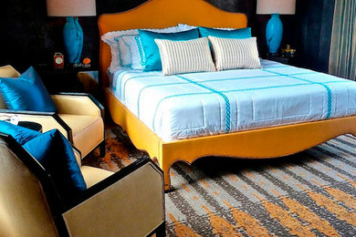 На фото: спальня в современном стиле с ковровым покрытием с
