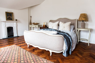 Foto de habitación de invitados romántica de tamaño medio con paredes blancas
