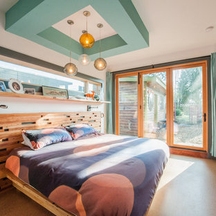 Imagen de dormitorio principal, vintage, de tamaño medio, sin chimenea, con paredes blancas y suelo de corcho