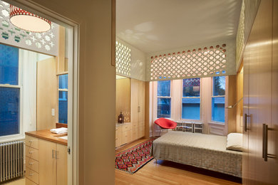 Kleines Modernes Hauptschlafzimmer mit braunem Holzboden und braunem Boden in Philadelphia