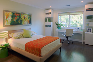 Diseño de habitación de invitados contemporánea de tamaño medio con paredes beige y suelo de madera oscura