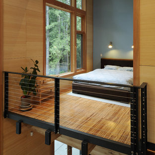 Mittelgroßes Modernes Schlafzimmer im Loft-Style, ohne Kamin mit Bambusparkett und blauer Wandfarbe in Seattle