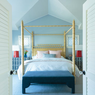 Imagen de dormitorio principal, costero, grande, con paredes azules, moqueta y suelo azul
