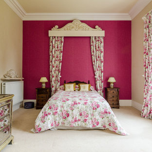 Immagine di una camera matrimoniale classica con pareti rosa e moquette