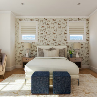 Imagen de habitación de invitados clásica renovada, de tamaño medio, sin chimenea, con paredes blancas, suelo de madera en tonos medios y suelo amarillo