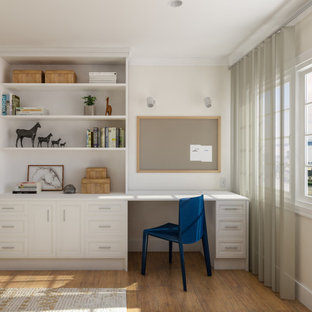 Imagen de habitación de invitados tradicional renovada, de tamaño medio, sin chimenea, con paredes blancas, suelo de madera en tonos medios y suelo amarillo