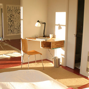 Modernes Schlafzimmer mit gebeiztem Holzboden in New York