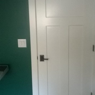 Foto de habitación de invitados de estilo americano, de tamaño medio, con paredes verdes y suelo de bambú