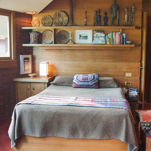 Ejemplo de dormitorio minimalista, pequeño, con suelo rojo