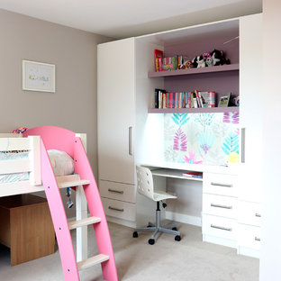Diseño de dormitorio minimalista, de tamaño medio, con paredes púrpuras, moqueta y suelo beige