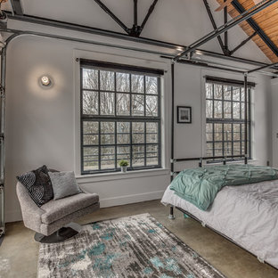 Imagen de dormitorio principal, industrial, con paredes blancas y suelo de cemento