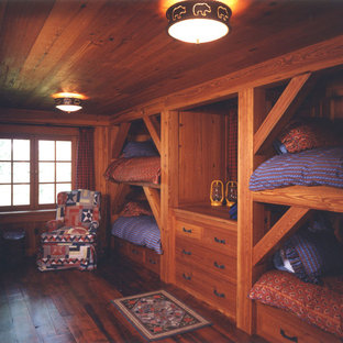 Imagen de habitación de invitados rural, de tamaño medio, con paredes marrones y suelo de madera oscura