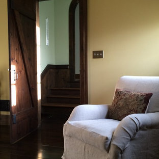 Foto de dormitorio principal, campestre, grande, con paredes amarillas y suelo de madera oscura
