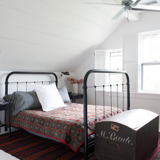 Imagen de habitación de invitados de estilo de casa de campo, pequeña, con paredes blancas