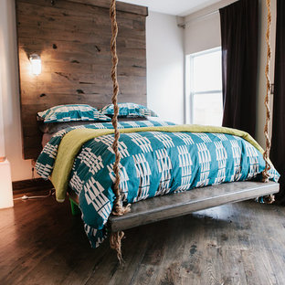 Imagen de habitación de invitados contemporánea con suelo de madera oscura