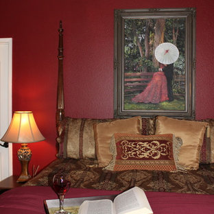 Modelo de dormitorio principal, tradicional, de tamaño medio, sin chimenea, con paredes rojas y moqueta