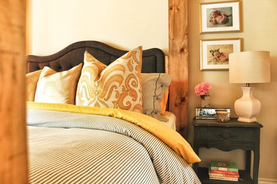 Imagen de dormitorio principal campestre de tamaño medio sin chimenea con paredes beige, suelo de madera oscura y suelo marrón