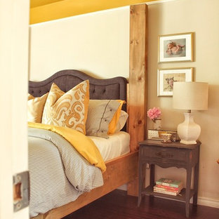 Idées déco pour une chambre parentale campagne de taille moyenne avec un mur beige, un sol en bois foncé, aucune cheminée et un sol marron.