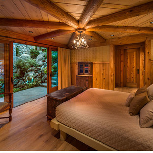 Diseño de dormitorio rústico con paredes multicolor y suelo de madera clara