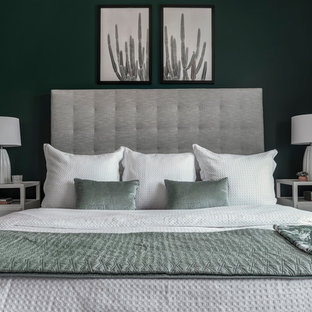 Modelo de dormitorio principal, actual, de tamaño medio, con paredes verdes y suelo de madera oscura