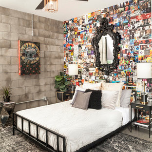 Ejemplo de dormitorio urbano, sin chimenea, con paredes multicolor y suelo gris