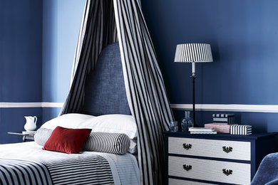 ロンドンにある中くらいなコンテンポラリースタイルのおしゃれな主寝室 (青い壁、淡色無垢フローリング)
