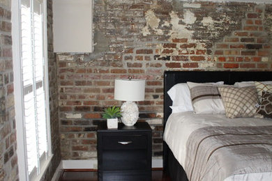 ニューオリンズにある中くらいなトランジショナルスタイルのおしゃれな主寝室 (マルチカラーの壁、濃色無垢フローリング)