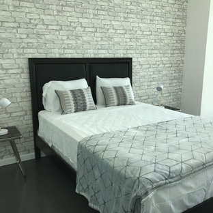 Modelo de habitación de invitados clásica renovada, de tamaño medio, sin chimenea, con paredes blancas, suelo de cemento y suelo negro