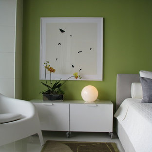 Diseño de dormitorio principal, minimalista, de tamaño medio, sin chimenea, con paredes verdes y suelo de baldosas de porcelana