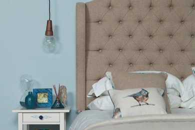 Ejemplo de dormitorio principal costero de tamaño medio con paredes azules, moqueta y suelo beige