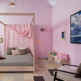 Diseño de dormitorio contemporáneo con paredes rosas y suelo multicolor