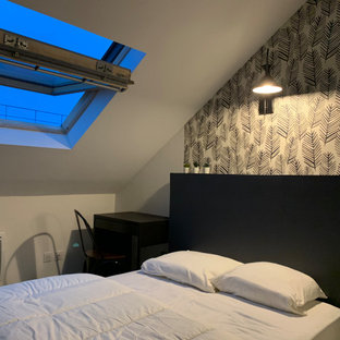 Diseño de dormitorio tipo loft y papel pintado, contemporáneo, de tamaño medio, papel pintado, con paredes verdes, suelo de madera oscura, suelo negro y papel pintado