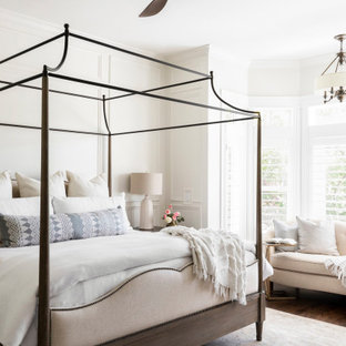 Idée de décoration pour une chambre parentale tradition avec boiseries.