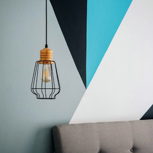 Modelo de dormitorio principal, ecléctico, de tamaño medio, con paredes multicolor, suelo de baldosas de cerámica y suelo beige