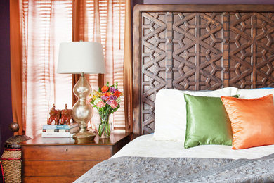 Imagen de dormitorio principal bohemio de tamaño medio sin chimenea con paredes púrpuras y moqueta