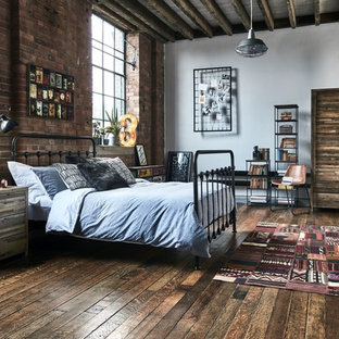 Modelo de dormitorio principal, industrial, con paredes blancas, suelo de madera oscura y suelo marrón