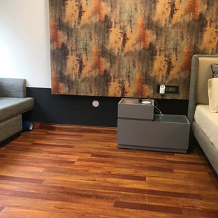 Imagen de dormitorio principal, industrial, grande, con paredes blancas, suelo laminado y suelo naranja