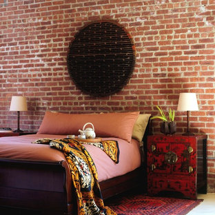 Industrial Schlafzimmer mit roter Wandfarbe in New York